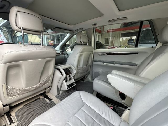 車輛配備:1.全景天窗 2.雙電動座椅 3.雙區恆溫空調 4.方向盤快撥 5.TCS防滑系統  第6張相片