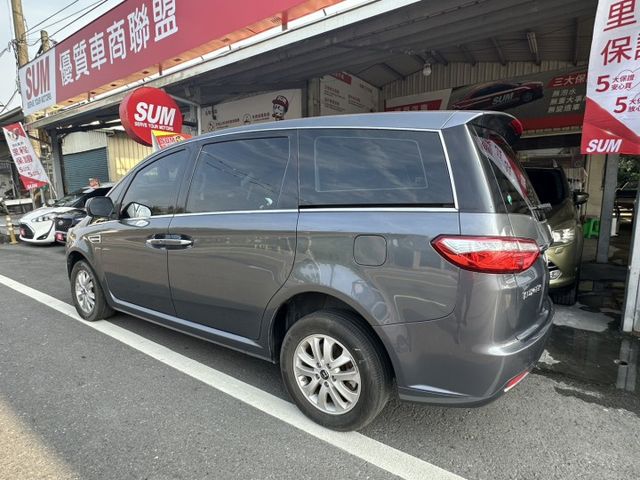 車輛配備:1.原廠螢幕主機 2.TCS防滑系統 3.胎壓偵測 4.大燈調節 5.第二.三排座椅分離倒覆  第2張相片