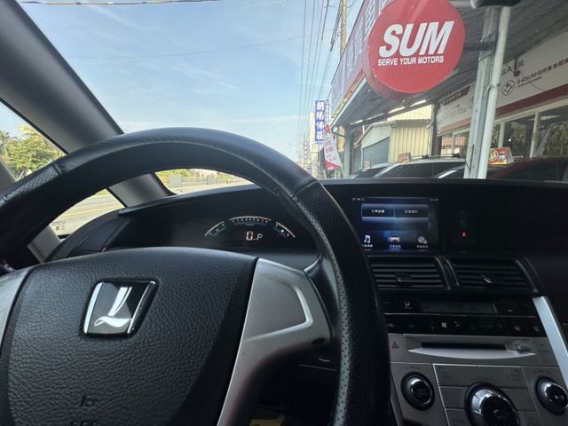 車輛配備:1.原廠螢幕主機 2.TCS防滑系統 3.胎壓偵測 4.大燈調節 5.第二.三排座椅分離倒覆  第5張相片