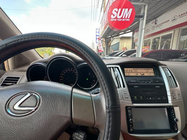 車輛配備:1.定速系統 2.全景天窗 3.大燈調節 4.雙區恆溫空調  5.電動座椅  第7張相片