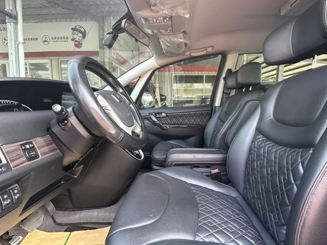 車輛配備:1.原廠螢幕主機 2.TCS防滑系統 3.胎壓偵測 4.大燈調節 5.第二.三排座椅分離倒覆  第4張相片
