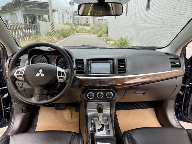 I-key、天窗、抬頭顯示、9顆安全氣囊  第8張相片