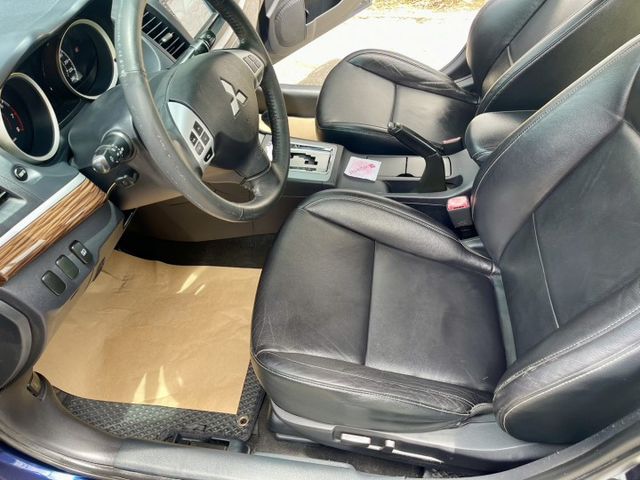 I-key、天窗、抬頭顯示、9顆安全氣囊  第10張相片