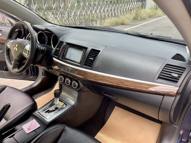 I-key、天窗、抬頭顯示、9顆安全氣囊  第11張相片