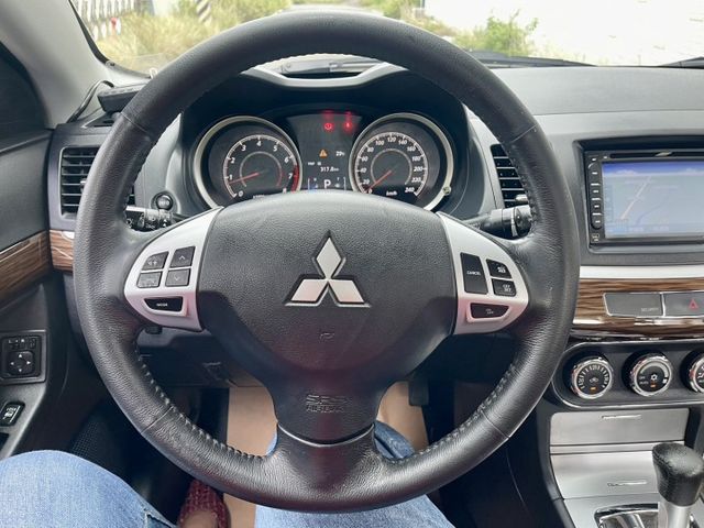 I-key、天窗、抬頭顯示、9顆安全氣囊  第16張相片