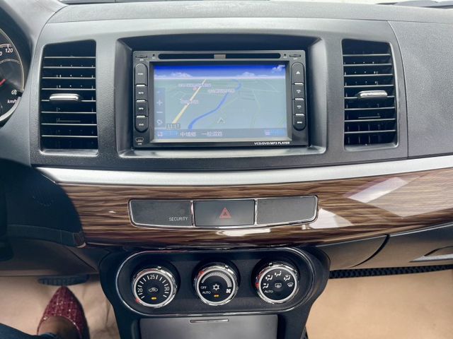 I-key、天窗、抬頭顯示、9顆安全氣囊  第17張相片