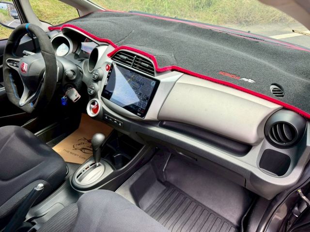 已改大包、側裙、方向盤  排氣管、煞車卡鉗 都幫你改好好  最帥氣的小車 已認證 有保障  第10張相片