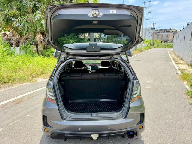 已改大包、側裙、方向盤  排氣管、煞車卡鉗 都幫你改好好  最帥氣的小車 已認證 有保障  第17張相片