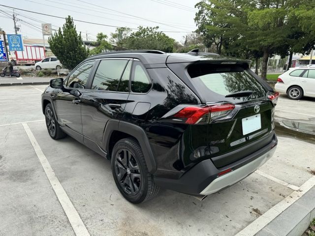市場稀有 RAV4 2.0 Adventure 4WD 原鈑件 撥片 全景天窗 電尾門  第4張相片