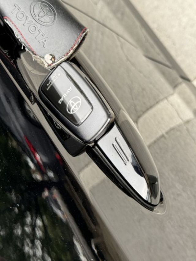 市場稀有 RAV4 2.0 Adventure 4WD 原鈑件 撥片 全景天窗 電尾門  第15張相片