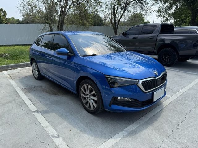 豪華動能鈑 全車原鈑件 全速域跟車 車道置中 CARPLAY 數位儀表 電子後視鏡 盲點偵測 電動尾門  第2張相片