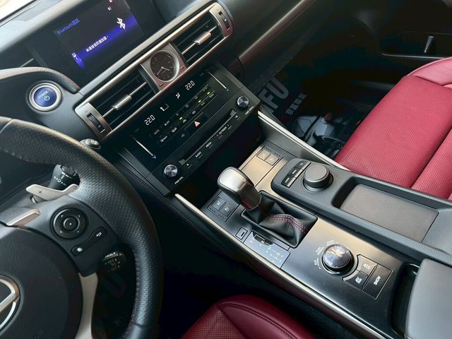 LEXUS凌志 IS 300H  第8張相片
