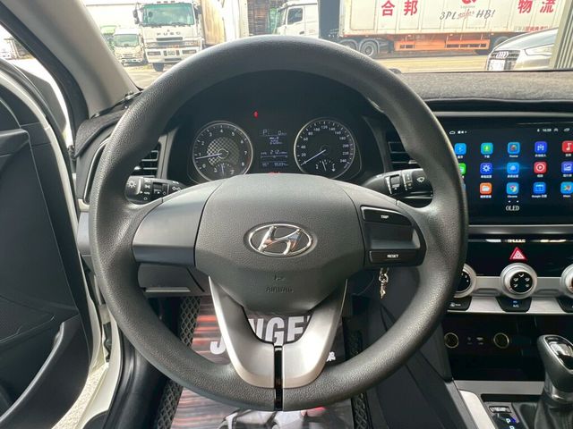HYUNDAI現代 ELANTRA  第7張相片