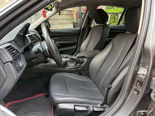 BMW寶馬 318D SEDAN  第4張相片