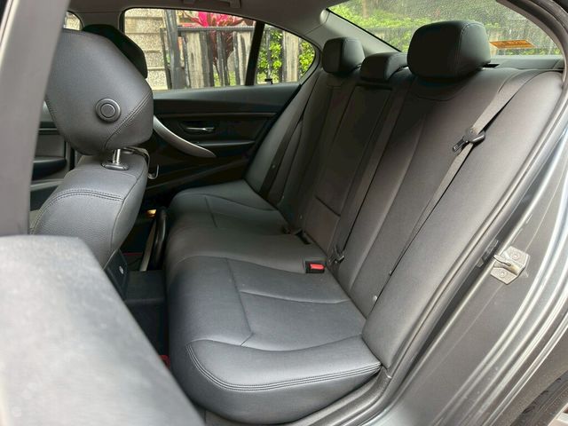 BMW寶馬 318D SEDAN  第5張相片