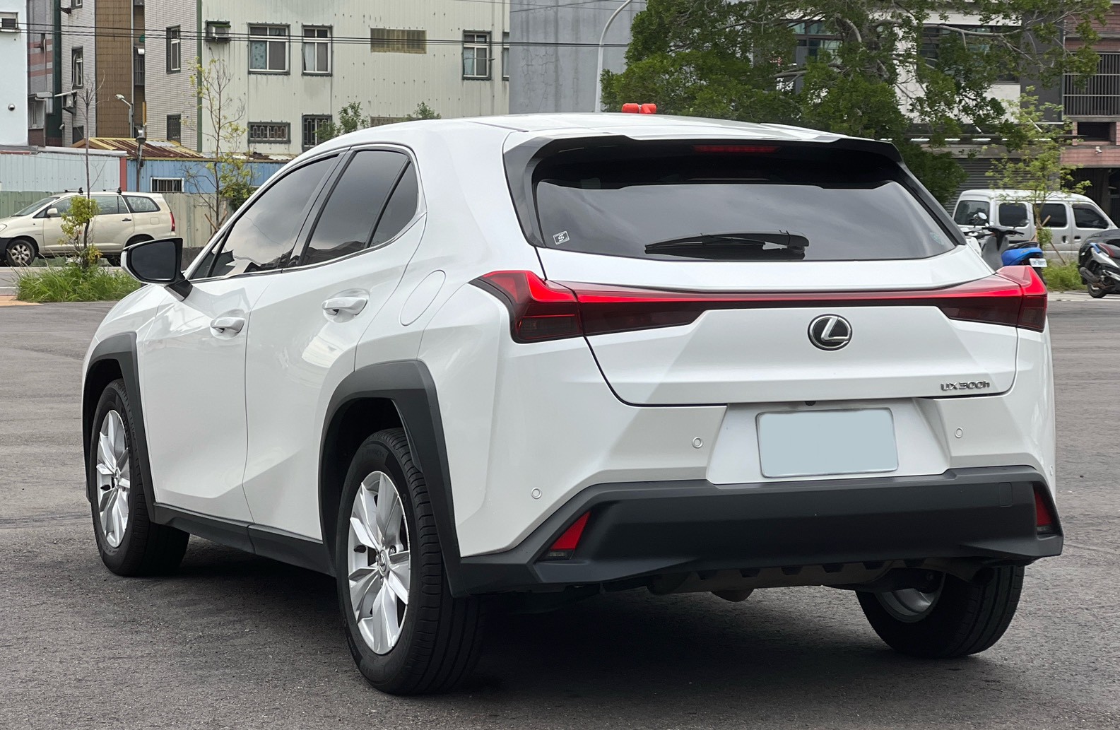 2025 Lexus UX300h 豪華版 跑2.4萬   第2張相片