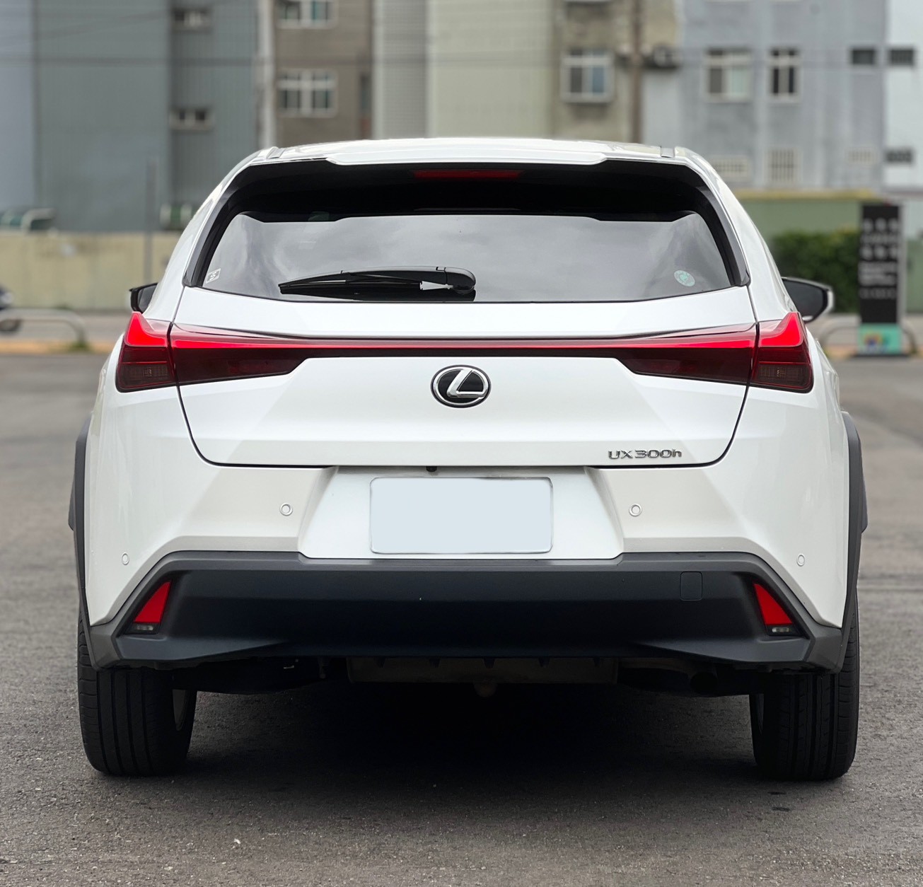 2025 Lexus UX300h 豪華版 跑2.4萬   第3張相片