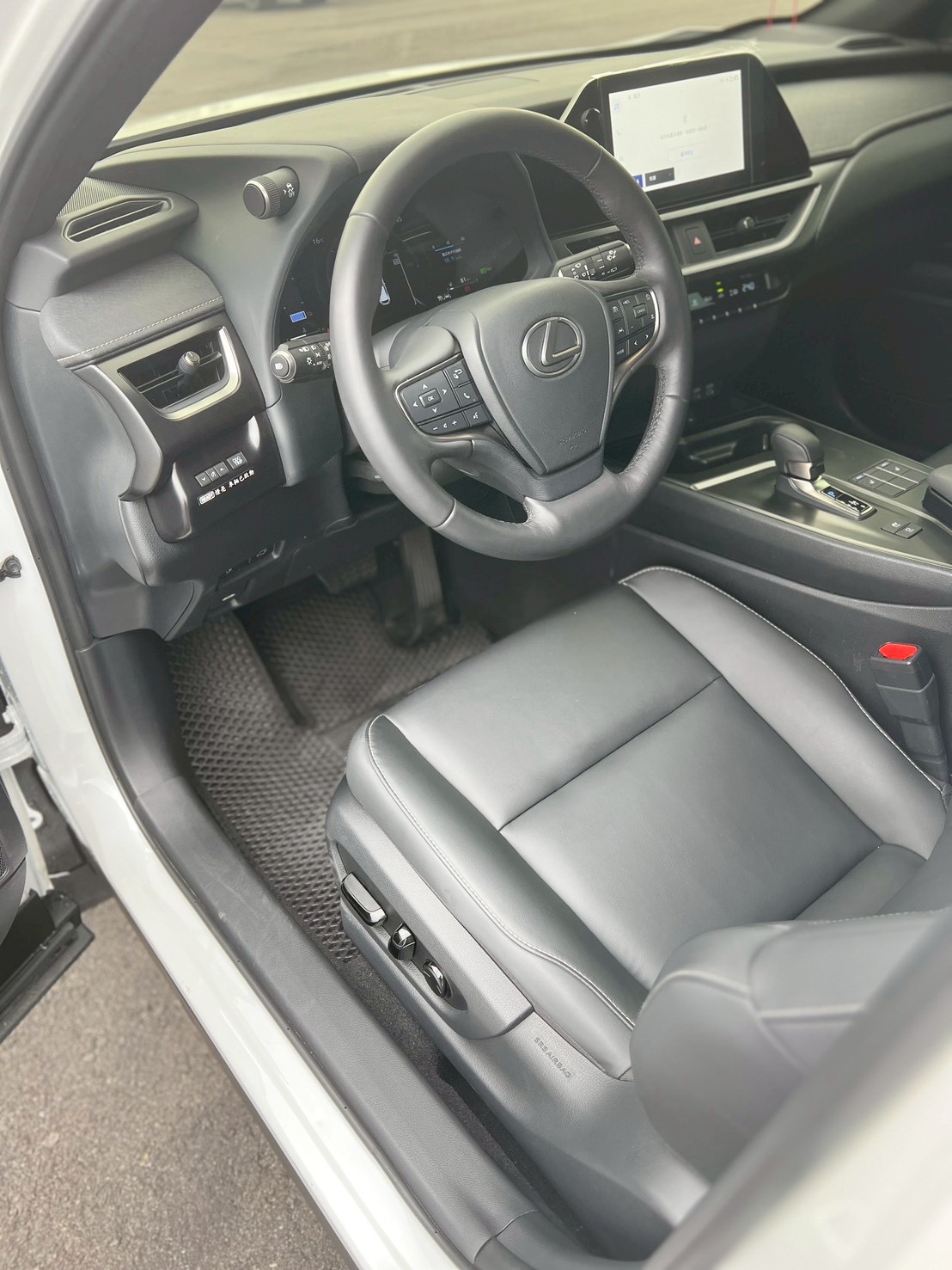 2025 Lexus UX300h 豪華版 跑2.4萬   第8張相片