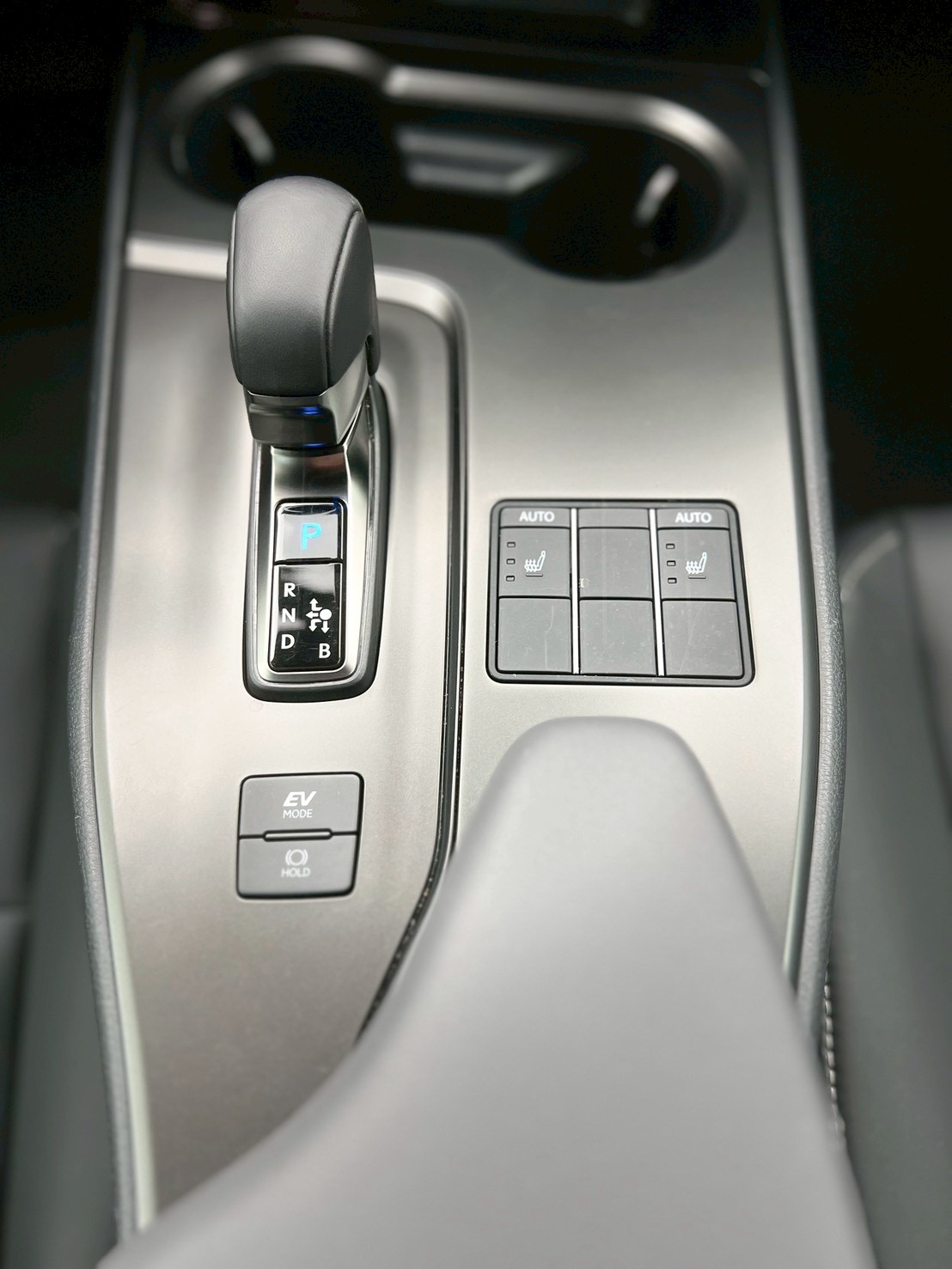 2025 Lexus UX300h 豪華版 跑2.4萬   第11張相片