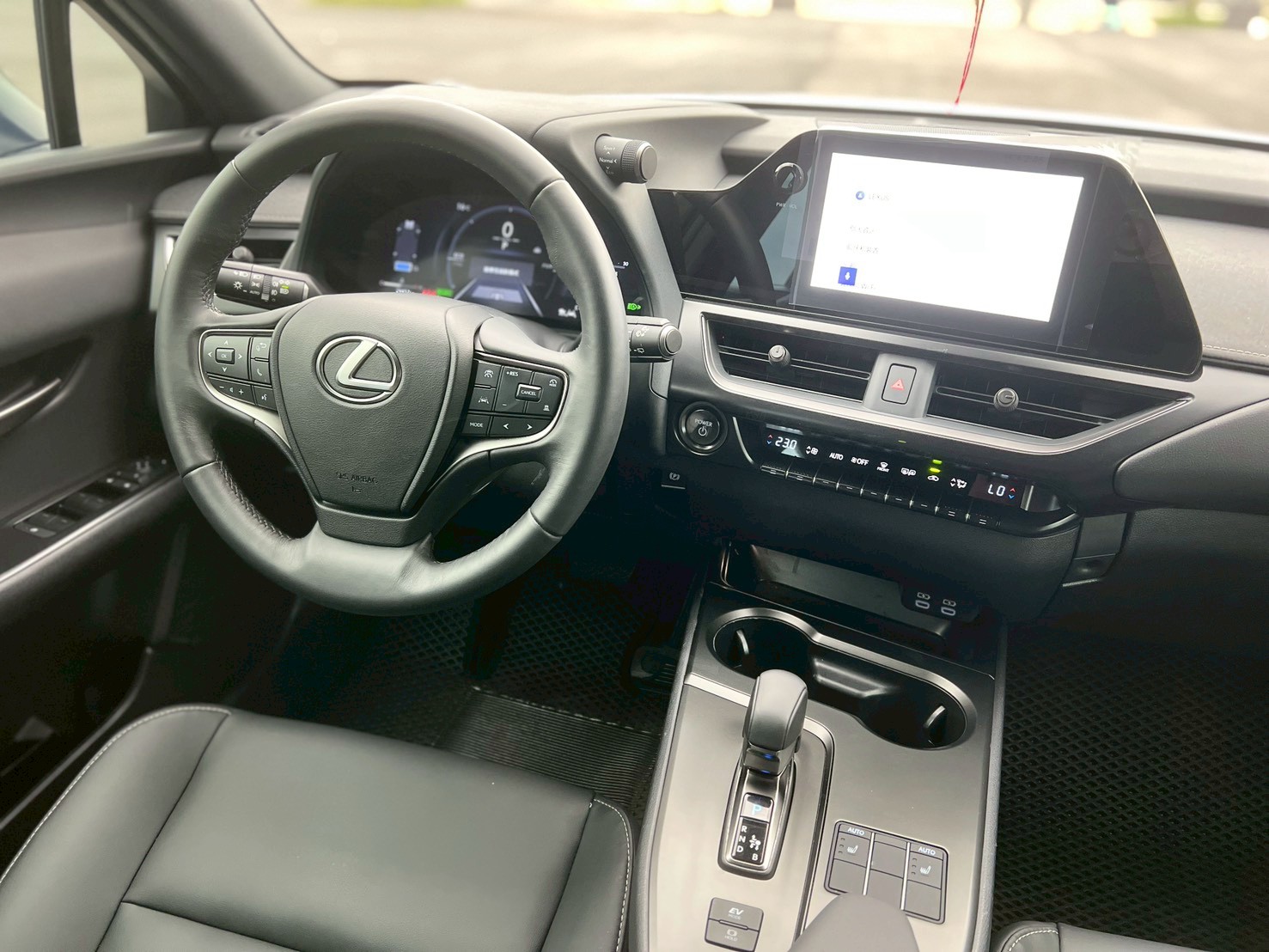 2025 Lexus UX300h 豪華版 跑2.4萬   第13張相片