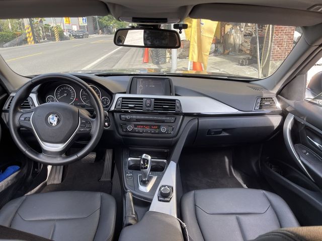 BMW寶馬 318D SEDAN  第3張相片
