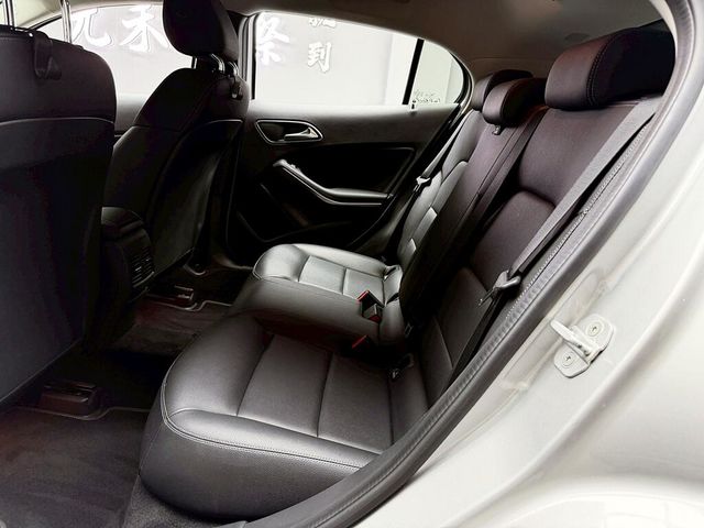 M-BENZ賓士 GLA180  第13張相片