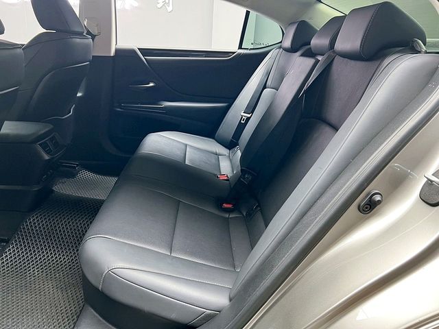 LEXUS凌志 ES300H  第13張相片