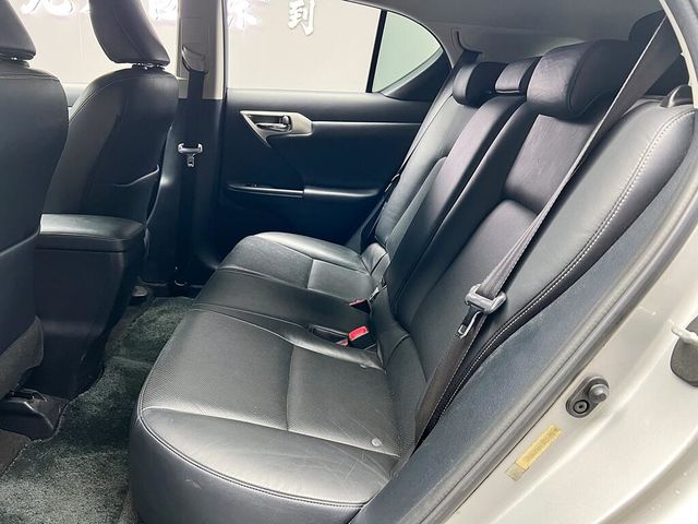 LEXUS凌志 CT200H  第13張相片