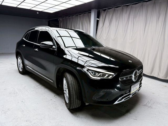 M-BENZ賓士 GLA180  第3張相片