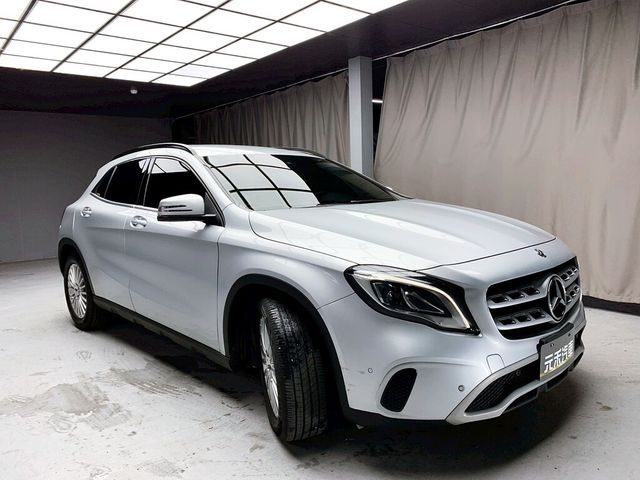 M-BENZ賓士 GLA180  第3張相片