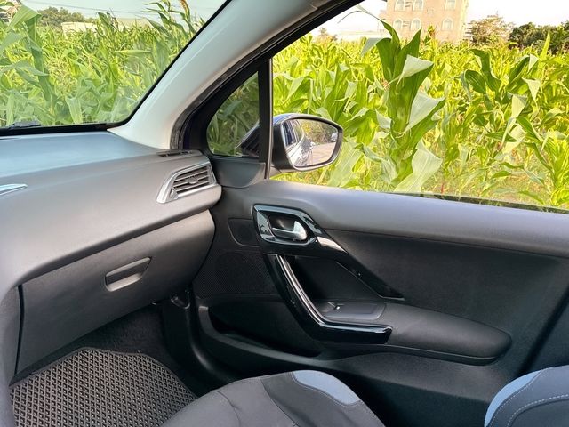 PEUGEOT寶獅 208  第11張相片