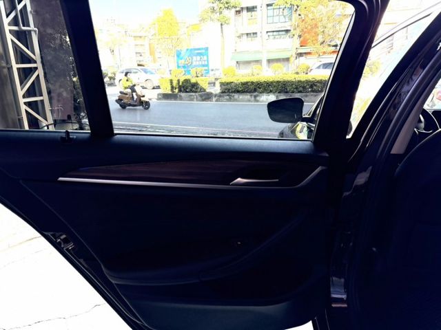 升級20吋輪框/AEB自動緊急煞車系統/車道偏離警示系統/主動安全預防系統/斜坡起步輔助/自動感應頭燈  第7張相片