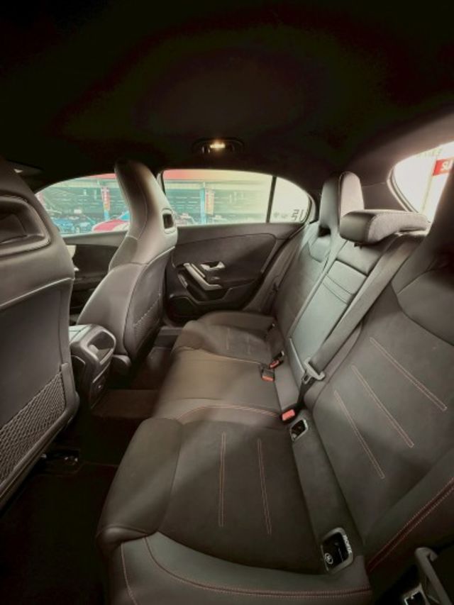 AMG/18吋鋁圈/麂皮跑車椅/車況優質  第9張相片