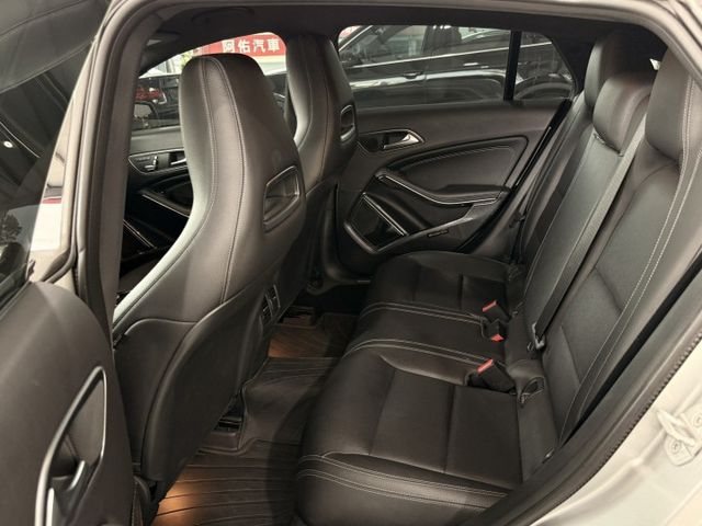 科技運動風迷人轎跑 / LED頭燈 / 18 吋輕合金輪圈  第12張相片