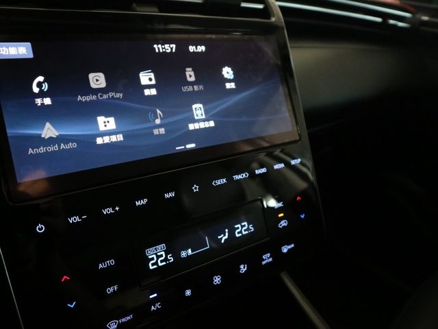 里程履約保證僅跑3萬 頂級B款 全景天窗 電動座椅/尾門 盲點 LED頭燈/日行燈/尾燈 倒車顯影 CARPLAY 胎壓  第13張相片