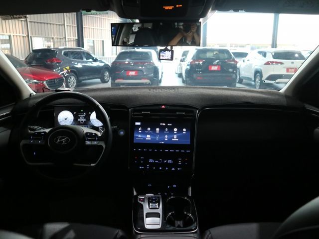 里程履約保證僅跑2萬 頂級B款原廠保固 全景天窗 盲點 電動座椅/尾門 環景 CARPLAY 胎壓 抬顯 導航 ACC  第16張相片