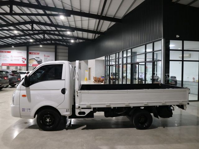 里程履約保證僅跑1萬 原廠保養 HAC上坡輔助 行車紀錄器 循跡防滑 霧燈 皮椅 冷暖空調 音響主機 自動感應頭燈  第3張相片