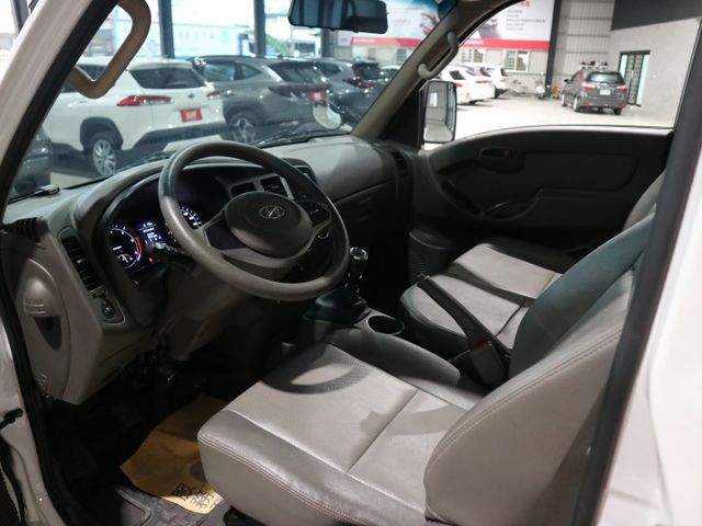 里程履約保證僅跑1萬 原廠保養 HAC上坡輔助 行車紀錄器 循跡防滑 霧燈 皮椅 冷暖空調 音響主機 自動感應頭燈  第6張相片