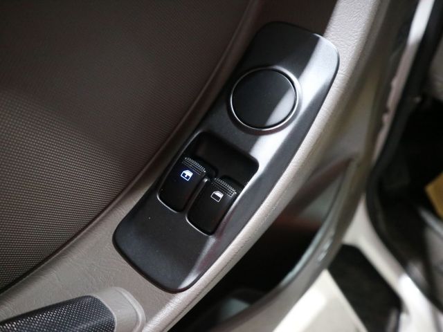 里程履約保證僅跑1萬 原廠保養 HAC上坡輔助 行車紀錄器 循跡防滑 霧燈 皮椅 冷暖空調 音響主機 自動感應頭燈  第10張相片