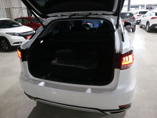 里程履約保證 最頂級旗艦版 雙電動記憶座椅 ML音響 全景天窗 通風座椅 電動尾門 CARPLAY 環景 電動尾門 盲點  第5張相片