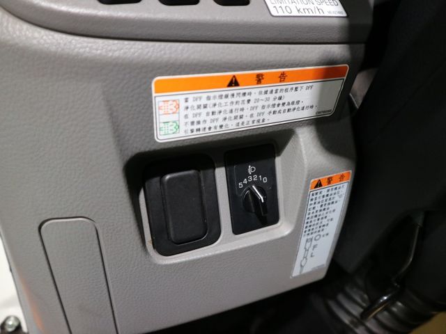 里程履約保證僅跑2萬 四向行車紀錄器 倒車顯影 循跡防滑 霧燈 皮椅 冷暖空調 自動感應頭燈 音響主機 天篷無菸疤  第11張相片