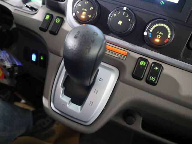 里程履約保證僅跑2萬 四向行車紀錄器 倒車顯影 循跡防滑 霧燈 皮椅 冷暖空調 自動感應頭燈 音響主機 天篷無菸疤  第17張相片