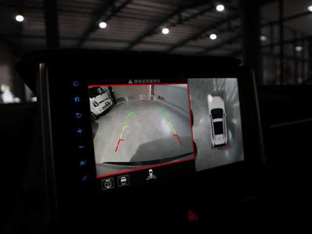 里程履約保證僅跑4萬 油電旗艦4WD 盲點 LED頭燈/日行燈/尾燈 電動座椅/天窗/尾門 環景 導航 CARPLAY  第16張相片