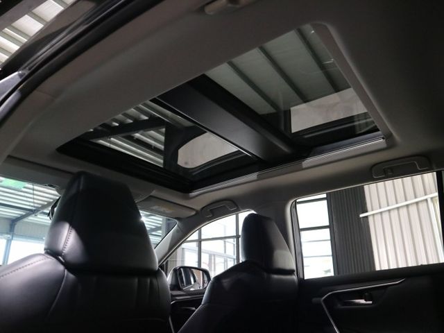 里程履約保證僅跑4萬 油電旗艦4WD 盲點 LED頭燈/日行燈/尾燈 電動座椅/天窗/尾門 環景 導航 CARPLAY  第17張相片