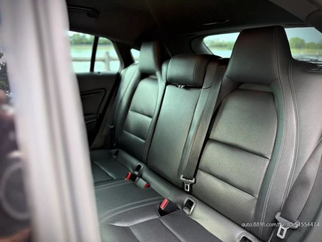 Mercedes-Benz/賓士 CLA200  第2張相片
