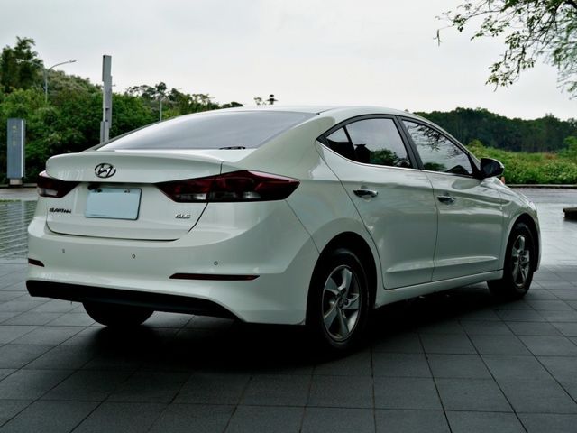 Hyundai Elantra  第8張相片