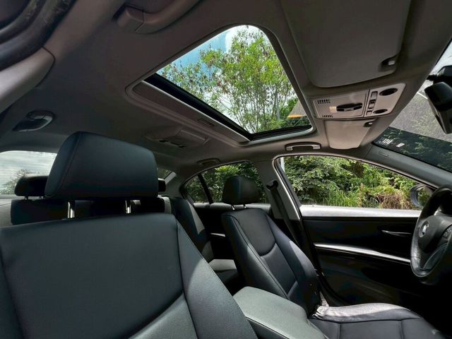 BMW寶馬 318D SEDAN  第8張相片