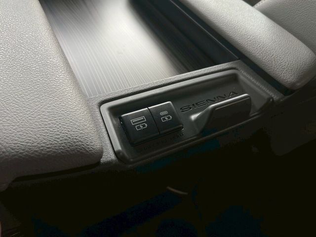 TOYOTA豐田 SIENNA  第14張相片