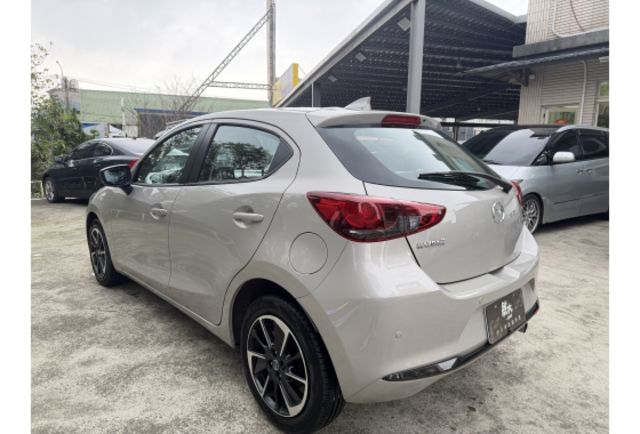 里程跑的少的可以才跑了區區7100…多公里 [馬自達2/2023年/淺棕]  第4張相片