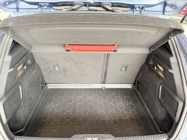 都市小鋼炮、俐落五門掀背車、跟車系統、手機無線充電盤、APPLE CARPLAY  第8張相片